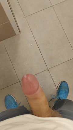 White, Skinny Boy Risky Handsfree Cumshout in Gym