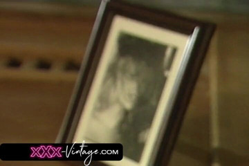 XXX-Vintage: Гаряча брюнетка грає з величезним ділдо перед анальним сексом