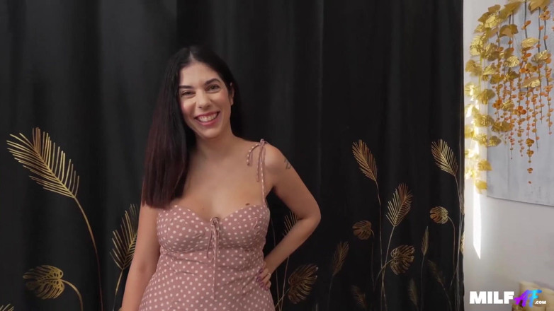 Milf AF: Empregada para agradar: madrasta é louca como o inferno 