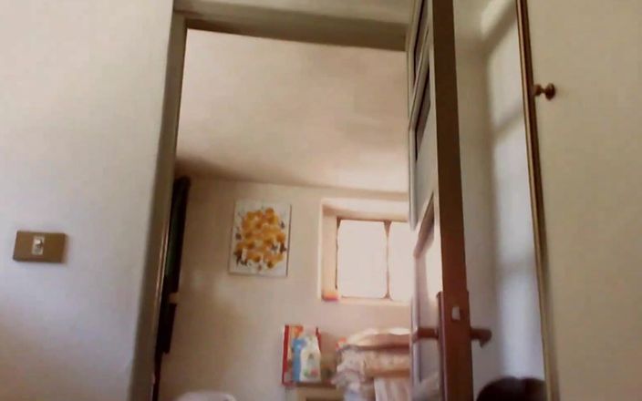 Nicoletta Embassi: 私の主人のために、私は一日中裸足で歩きました、私は服従するのを見守っています