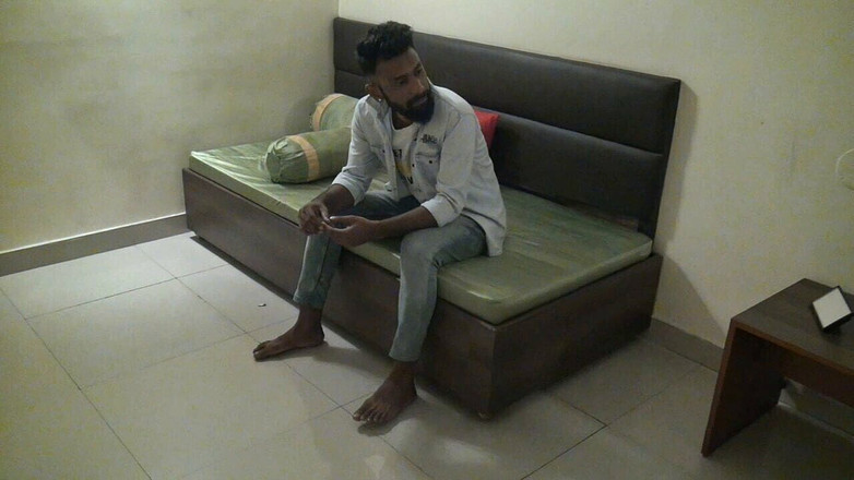 Anjalisingh_sexy: 一个家庭主妇欺骗了送货员，在她自己孤独的房子里做了一次精彩的性爱