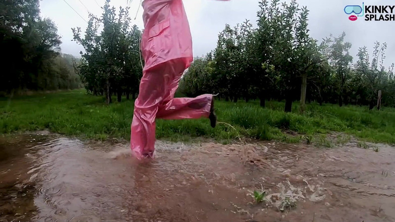 UKCuteGirl: Áo mưa xuyên thấu của Lucy &amp; trêu chọc âm hộ công...