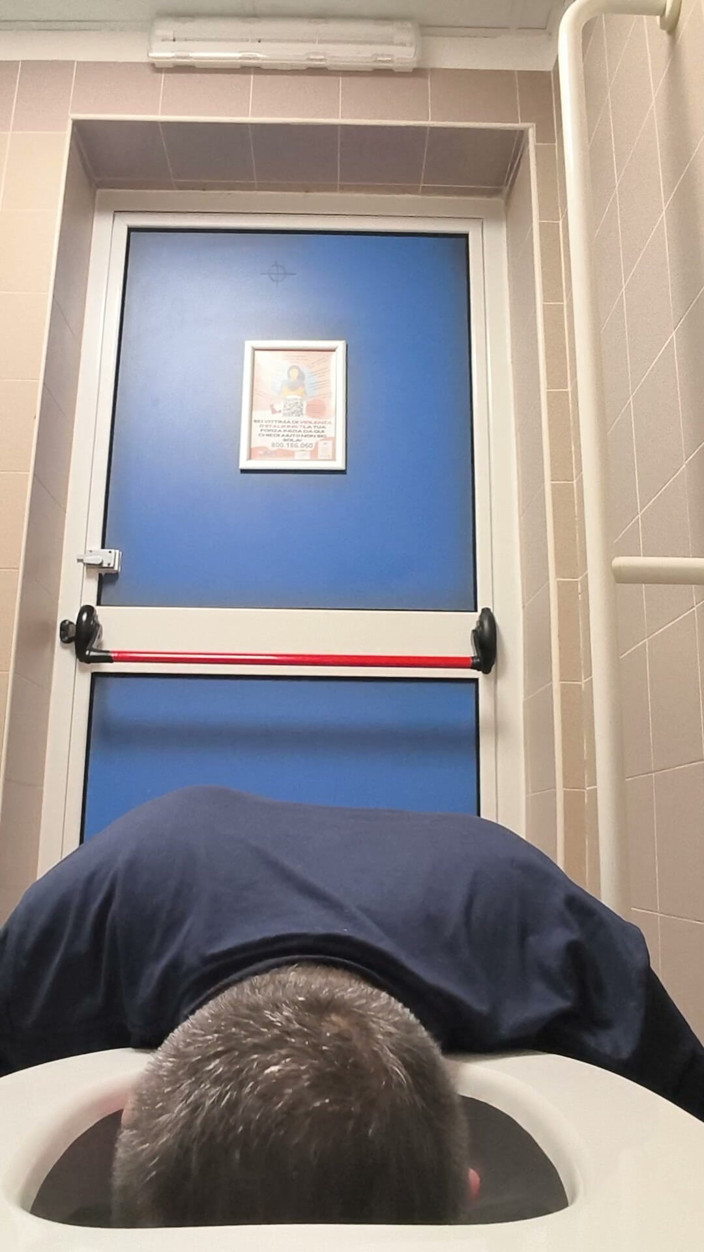 LeccaCessi: Licking Public Toilet