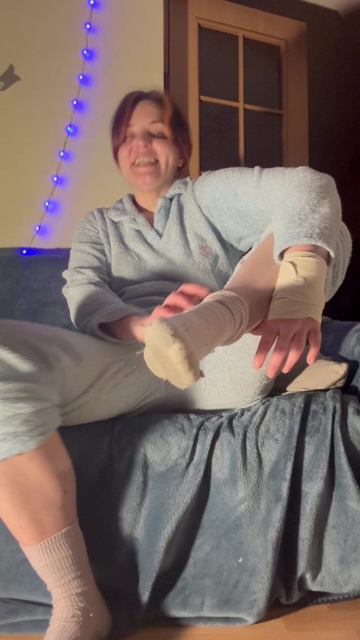 Elena917: Sudor, calcetines sucios y pies adoran dominación en primer plano...