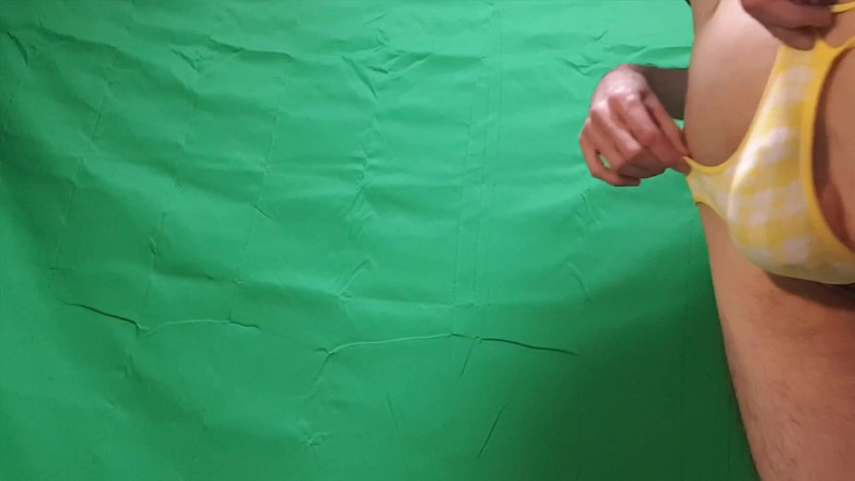 HeIsSooThin: Два желтых стринга примеряют перегон