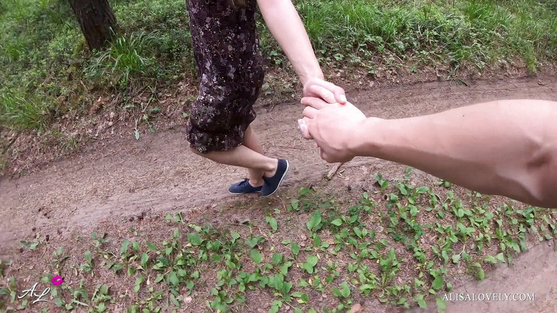 Alisa Lovely: Молода пара ходить по лісу і трахається в машині