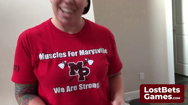 Lost Bets Games: Stała nerwowo przed salonem tatuażu w swoje urodziny