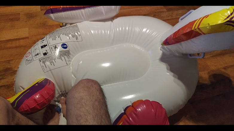 Floatie Boy: Ich entblase mein aufblasbares einhorn mit meinen füßen