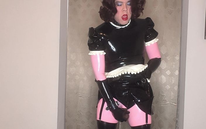 Sissy Candy: Lateksowy kombinezon i pokojówka maminsynek próbuje przelecieć obie swoje dziury...
