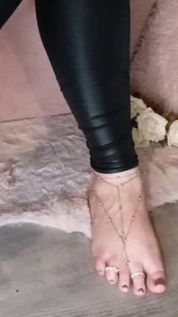 Permainan kaki sensual, lace hitam dan perhiasan emas