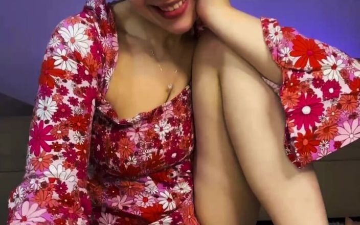 JuiceLussie: Un ditalino in primo piano in webcam