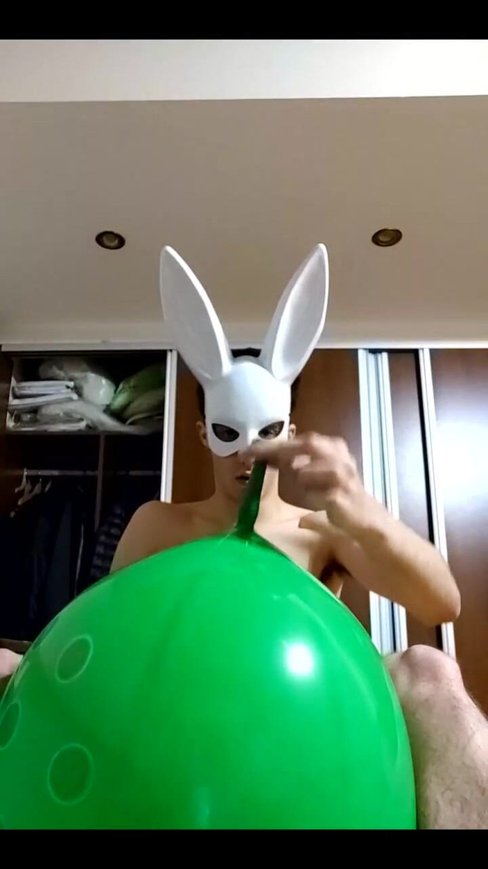 Floatie Boy: Un lapin looner fait sauter de grosses ballons en se...