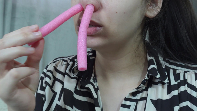 AmayaMori: 그는 내 코를 가지고 노는다. 나는 내 코에 얇은 분홍색 실리콘 패드를 넣고 그것으로 재생합니다. 나는 그것이 무엇인지 모른다,