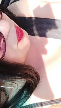 Seksi ve ateşli üvey anne, arabada sadece ağır çekimde hayranlar