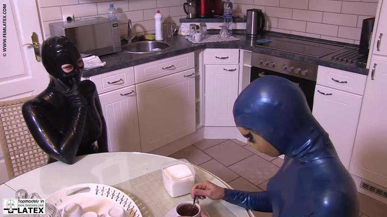 Fem Latex: 핫한 키스와 라텍스 아침 식사