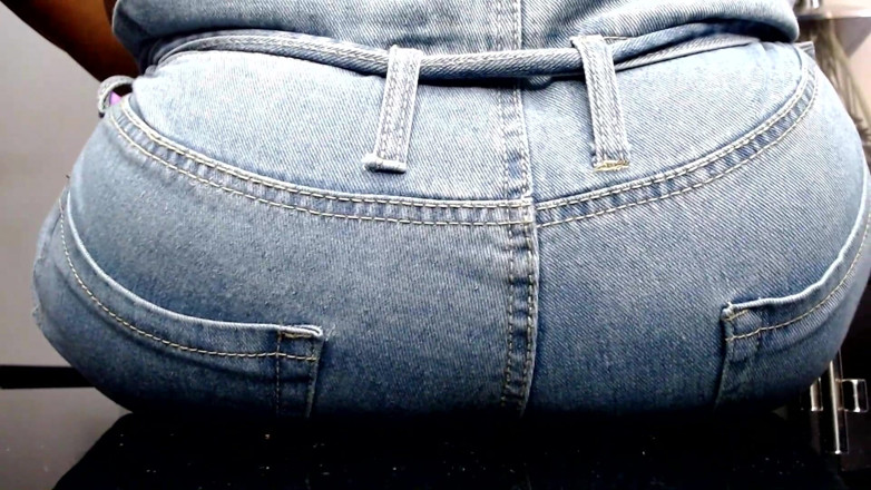 Maeling: Tiener slet geruïneerd in spijkerbroek kont-fyxiatie met gigantische kont zonder...