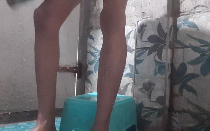 Che: Bathroom Indian Man