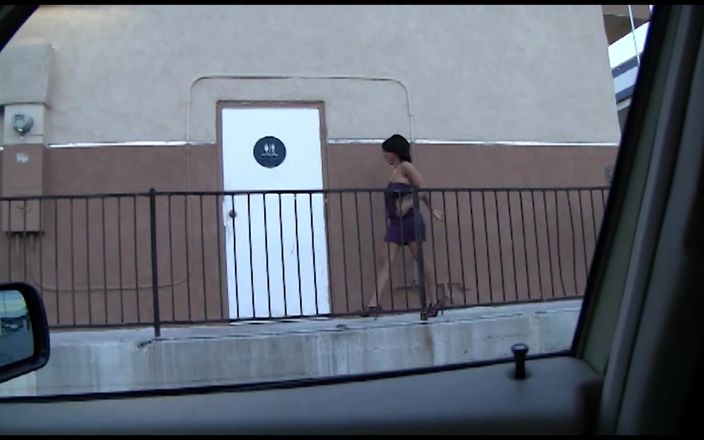 Chica Suicida DVD: 나이트클럽의 여자 방에 있는 동안, 아름다운 갈색 머리, 글로리홀에 앉아 누군가가 자지를 쑤셔 넣는지 보기 위해 기다려