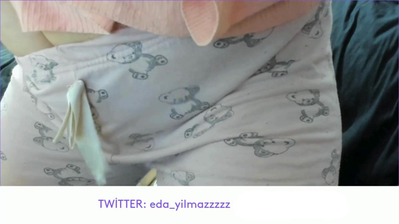 bigass_sexy_bigboobs: Masturberen met pyjama - klaarkomen met pyjama