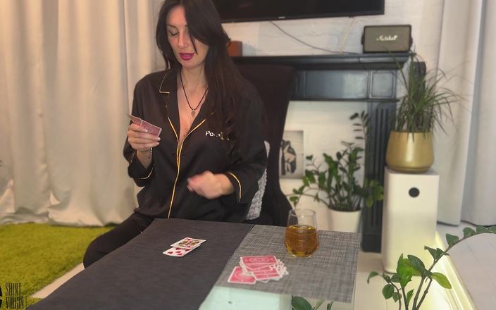 Liza Virgin: 熱い熟女と脱衣カードゲーム