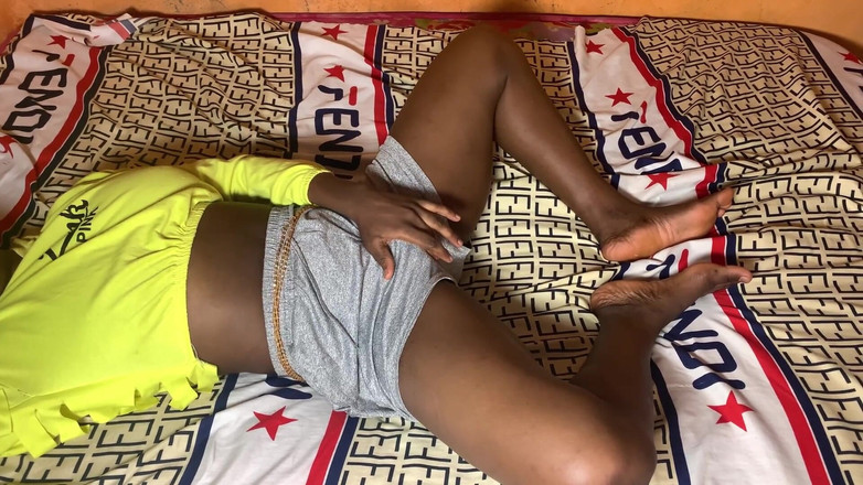 Fridayborn3: アフリカのセクシーな黒檀ティーンがニッカーで犯される