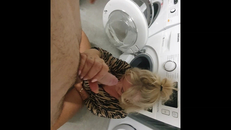 Youngboyandmilf: Vecino Atrapado En La Lavadora Y Se Folla Anal