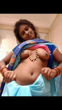 Primera vez los exóticos looks calientes y la provocación seductora de Renu - india milf fire! Renuraj