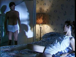 Teen Seduction: Azgın üvey yaşlı adam üvey kızını mastürbasyon yaparken yakaladı