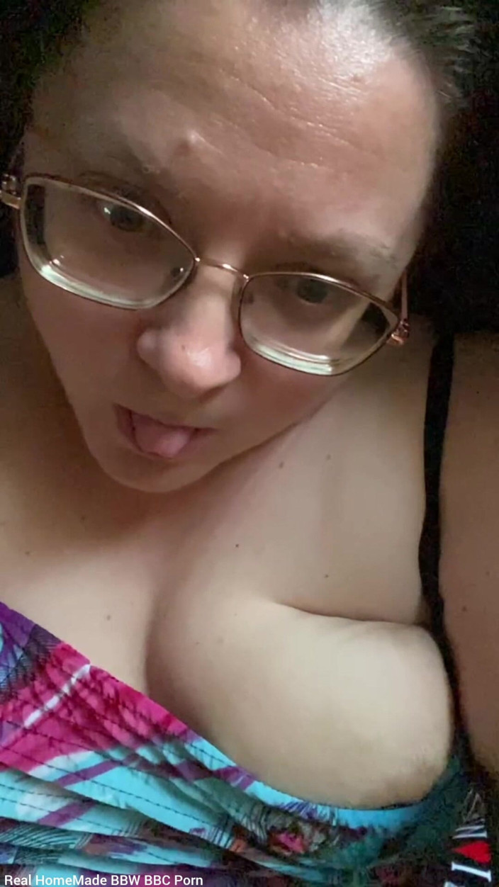 Real homemade BBW BBC porn: からかい、擦り、胸を揉み、乳首をねじる