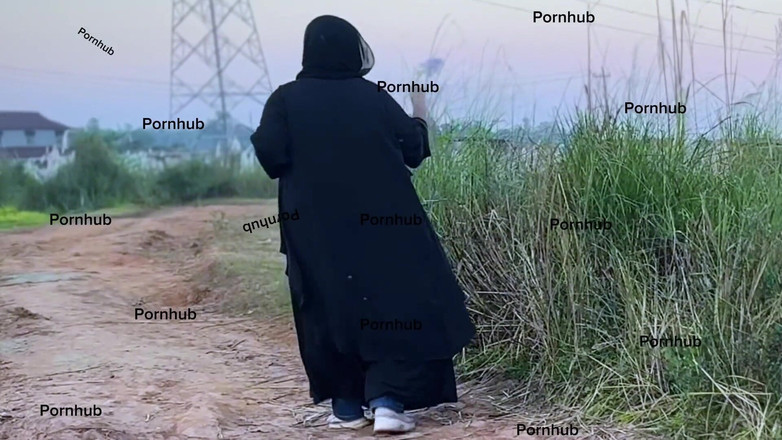 Aria Mia: Gadis petani mesir dengan abaya mencoba menemukan timun di lahan...