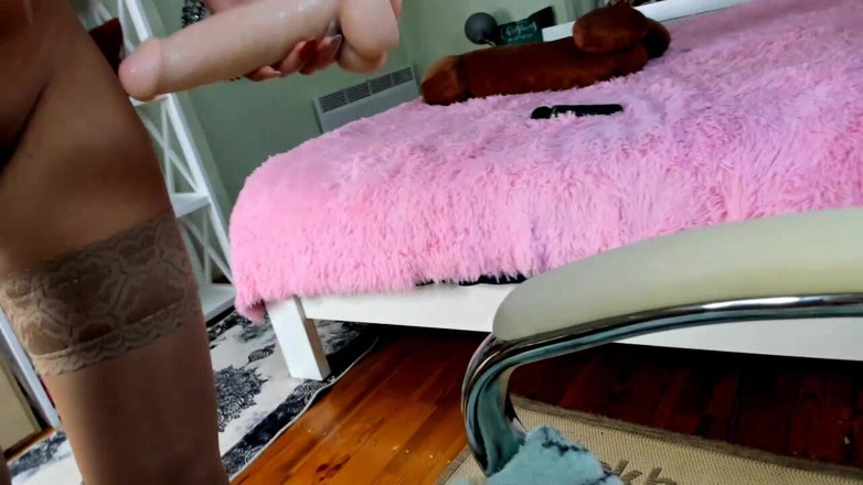 BabyMammySix: Fofa loira em um terno rosa cavalga um enorme consolo