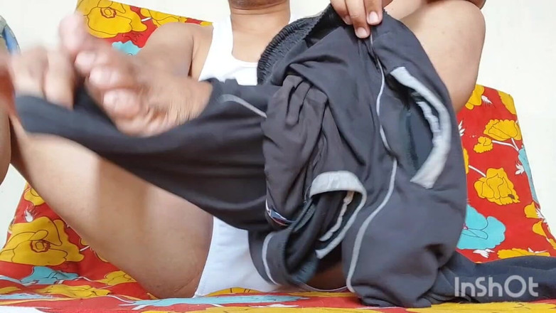 Bigcocka: チンポで楽しんでいるインドの少年