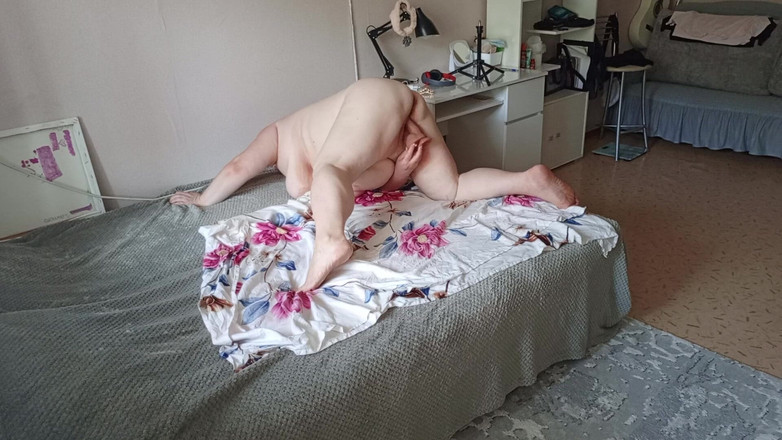 Zona901: Sousedka s velkým kulatým zadkem masturbuje masité kundičky se sexuálními...