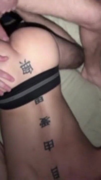 荡妇在 jockstrap 中被金发顶级 twink 性交