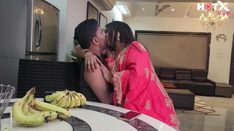 Indianxxx nude: Индийская милфа бхабхи с огромными сиськами раздевает Сари и трахается с Devar Ji