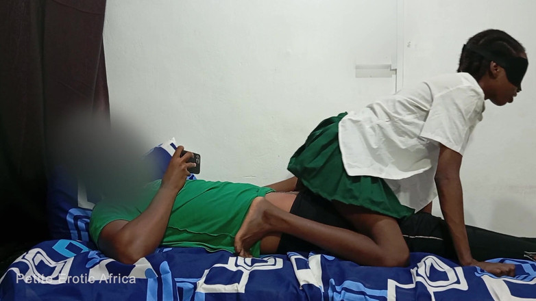 Petite Erotic Africa: Drobna afrykańska nastolatka Lovet jedzie kowboj i bierze wielkiego kutasa...