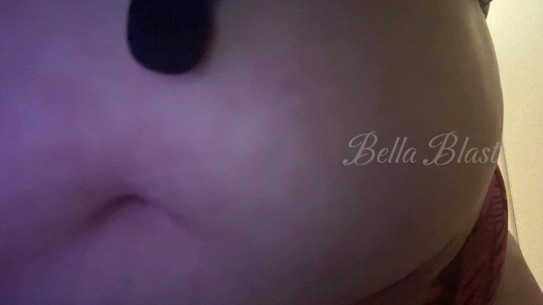 BellaBlast: Bella Blast tarafından mikrofonda göbek gürlemesi ve derin osuruklar