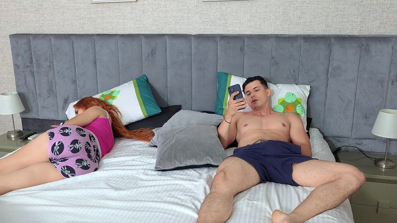 LianGrey: Sora mea vitregă vrea să facă sex înainte să se odihnească