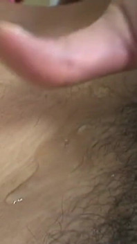 Teen ha una figa molto pelosa che gli piace così tanto.