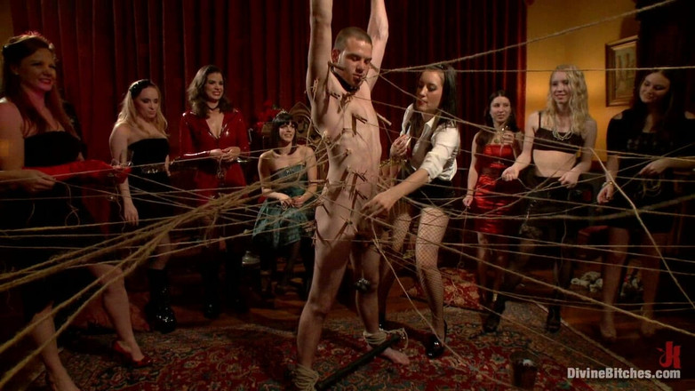 Divine Bitches by Kink: 40 žen Gangbang otrokyně k narozeninám Bobbi Starr živě a na veřejnosti!