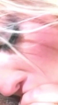 Tante seksi rambut pirang yang nggak pernah puas lagi asik ngentot kontol dan dildo sampai dalam banget