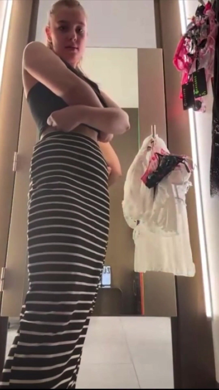 JuiceLussie: 핫한 소녀 아마추어와 탈의실에서 미친 쇼