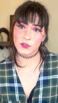 L'amica trans della tua moglie trova il tuo porno
