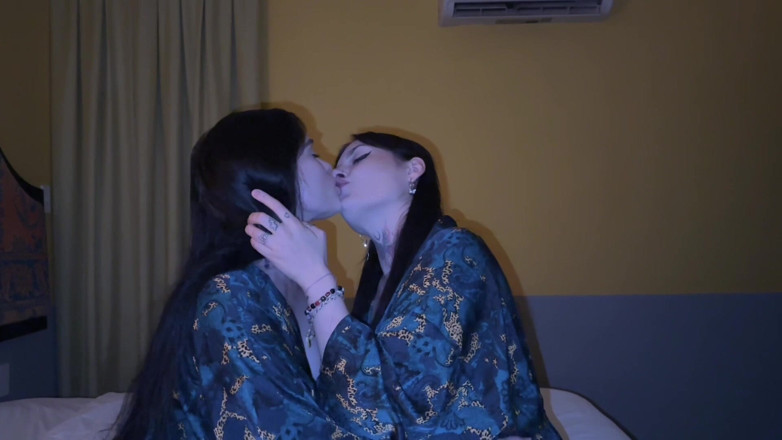 LushCrushh: Wild Compilation of Orgasms and Lesbian Kisses