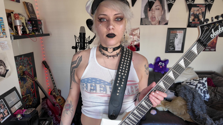 Glitterqueen1999: Perbedaan musikal - pegging si bassist sph