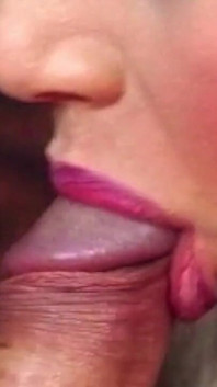 Rubia milf chorreante empapada por gruesos golpes de polla