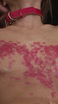 Gagică brunetă cu degetul până la orgasm exploziv în scenă cu fetișuri