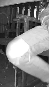 Amateur-junge Erwischt Auf Nachtsicht-kamera Und Pinkelt Sich Am Gartentisch (er Nasst Seine Hose Total) )