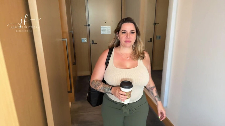Jasmine Flowers: 热辣熟女的脚挑逗：明亮的脚趾和大屁股喜悦