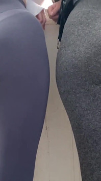 POV, adoration du double cul et crachats dans la nature avec les maîtresses Kira et Sofi dans un legging